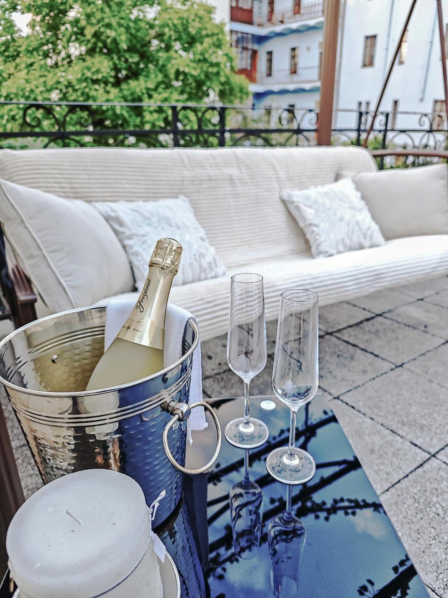 Villa With Hot-Tub, Terrace And Garden, Wenceslass Square Prague Exterior photo